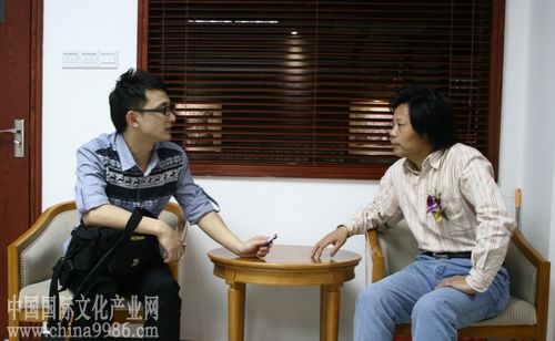 中国画名家张东林与本站记者采访中