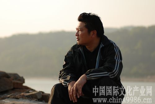 画家刘文伟摄于珠海海边（2008年）