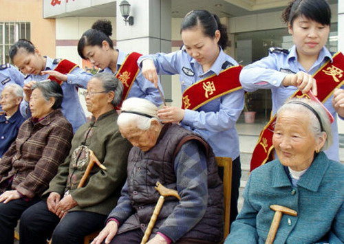 小学教育悲哀:敬老作业,一场披着教育外衣的秀（图）智乐园教育网